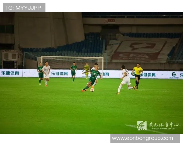 第8轮贵州恒丰迎战浙江绿城双方争夺关键三分激战正酣